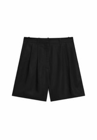Shorts noirs ajustés avec plis sur le devant, poches latérales, passants pour ceinture et fermeture dissimulée à l'avant, posés à plat sur un fond blanc.
