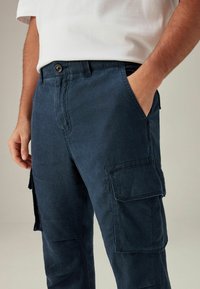 Next REGULAR FIT TAPERED LEG LINEN - Oldalzsebes nadrágok - navy blue