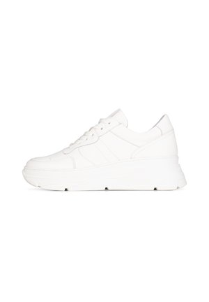 Sneaker bianca con tomaia in pelle liscia, lacci piatti, suola ammortizzata e una leggera elevazione della piattaforma. Presenta un design minimale.