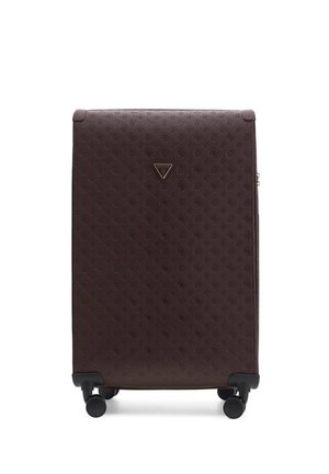 Valise rigide marron foncé avec motif monogramme texturé, logo GUESS à l'avant et quatre roues noires pivotantes à la base.