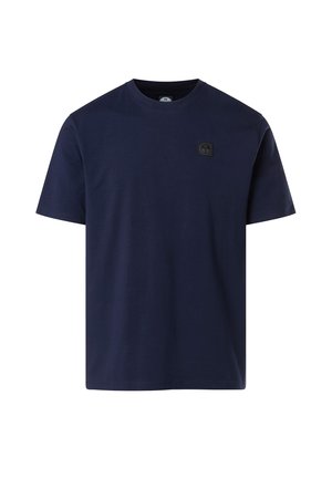 Camiseta de cuello redondo de manga corta en azul marino con un pequeño parche de logo negro en el lado izquierdo del pecho.