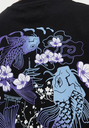 Twee blauwe en paarse koi-karpers zwemmen tussen kersenbloesems en silhouetten van een traditionele Japanse pagode en torii-poort op zwart stof.