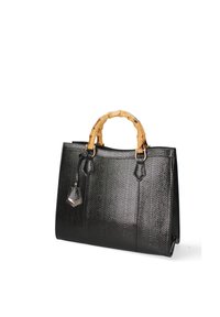 Borsa nera texturizzata con manico in bambù, caratterizzata da un ciondolo esagonale e un design strutturato. Gli accenti includono hardware dorato.