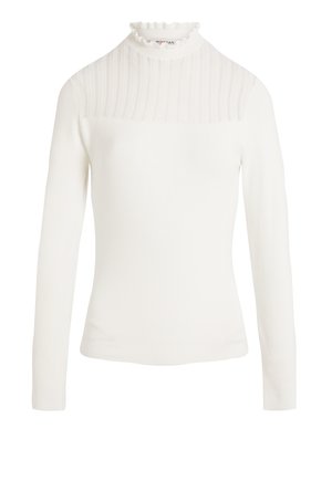 Haut à manches longues blanc en tissu doux, doté d'un col froncé haut et d'une texture côtelée sur le buste supérieur. Ajustement lisse au corps.