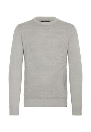 Svetlo šedý pletený sveter s ryhovanou textúrou, okrúhlym výstrihom a dlhými rukávmi. Obsahuje jemné detaily pozdĺž lemov a manžiet.