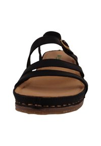 Sandale en cuir noir avec trois sangles horizontales, boucle ajustable et semelle intérieure rembourrée beige, présentant des coutures le long du bord de la semelle.