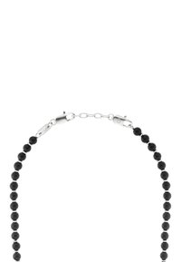 Collar de cuentas negras con cuentas redondas y lisas separadas por acentos metálicos plateados; sujeto con un cierre de langosta en tono plateado.