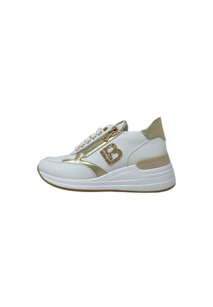 Sneaker bianco con dettagli dorati, materiale testurizzato, logo, chiusura con lacci e design con suola imbottita. Visualizzazione laterale.