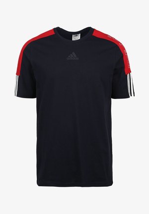 T-shirt noir Adidas avec panneaux rouges aux épaules, accents rayés noirs et blancs sur les manches et logo discret Adidas sur la poitrine.