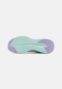 Suela de zapato con un patrón de olas; verde menta con acentos morados. Texturizada para agarre; branding prominente en el lateral.