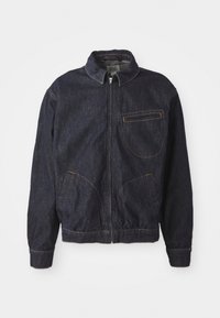 Donkerblauwe denimjack met een ritssluiting aan de voorkant, puntkraag, elastische zoom en twee voorzakken; heeft contrasterende oranje stiksels.
