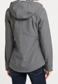 Grå, huvtröja med en slät yta, med sömnadsdetaljer och snörning för justering, kombinerad med mörkblå jeans.