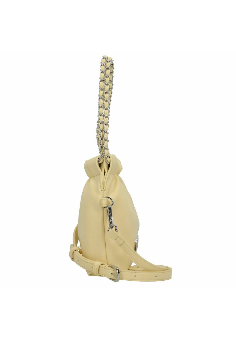 Gelbe Lederhandtasche mit gerafftem oberen Teil, Kettengriff und abnehmbarem Schultergurt. Verfügt über einen silbernen Logo-Anhänger und eine glatte Textur.