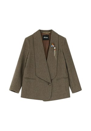 Blazer a scacchi marrone con colletto a scialle e leggera imbottitura sulle spalle. Presenta due tasche frontali e accenti di spille decorative.