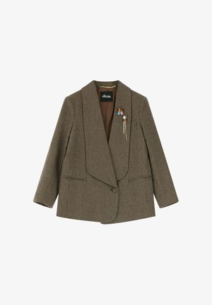Blazer a scacchi marrone con colletto a scialle e leggera imbottitura sulle spalle. Presenta due tasche frontali e accenti di spille decorative.