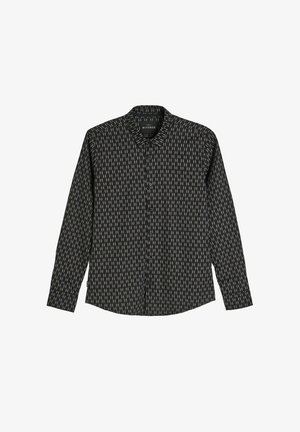 Czarna koszula z długim rękawem, zapinana na guziki, z szarym geometrycznym wzorem błyskawicy, kołnierz rozłożony i metka marki wewnątrz kołnierza.