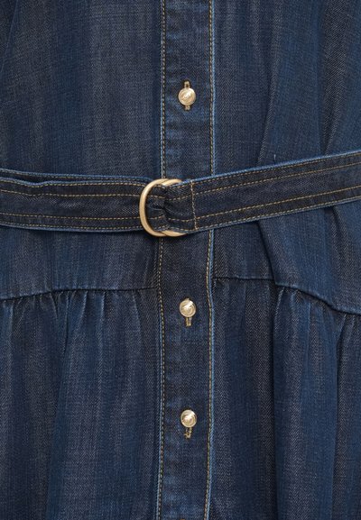 Džínsové šaty v tmavomodrej farbe s rozšírenou sukňou, detailmi zlatých gombíkov a pásom s prackou v zlatej farbe.