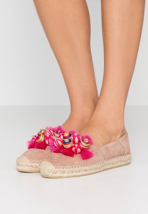 Rosa ruskind espadrillos med flettede jutesåler, dekoreret med farverige runde perler og lyserøde kvaster på toppen.