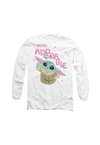Weißes Langarmhemd mit einem Cartoon-Charakter mit grüner Haut und großen Augen, begleitet von dem Text "MOOOD: ADORABLE" in Pink.