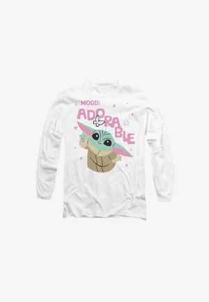 Weißes Langarmhemd mit einem Cartoon-Charakter mit grüner Haut und großen Augen, begleitet von dem Text "MOOOD: ADORABLE" in Pink.