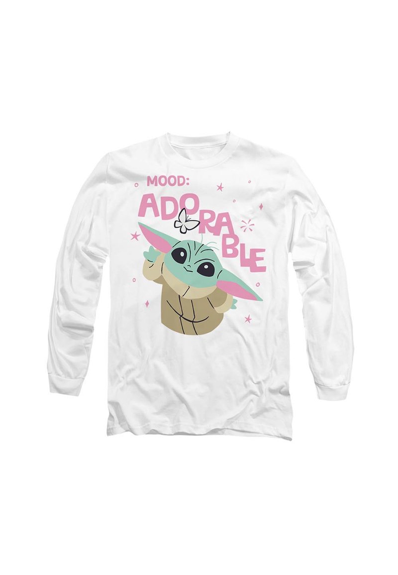 Weißes Langarmhemd mit einem Cartoon-Charakter mit grüner Haut und großen Augen, begleitet von dem Text "MOOOD: ADORABLE" in Pink.