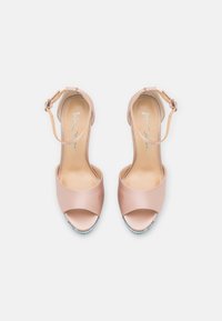 Sandali con tacco in satin rosa, design open toe, cinturino alla caviglia e dettaglio della suola decorato con gioielli. Interno piatto e morbido.