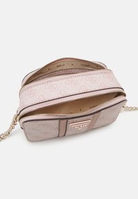 Guess NOREEN CAMERA CROSSBODY - Bandolera - dusty rose logo