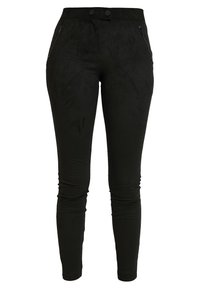 Svarta, åtsittande byxor gjorda av ett mjukt, mockaliknande material, med två dragkedjefickor på sidorna och dubbelknäppning i midjan.