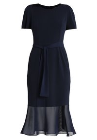 Vestido azul marino con mangas cortas, cuerpo ajustado y una falda inferior fluida y transparente. Presenta un cinturón de tela a juego en la cintura.