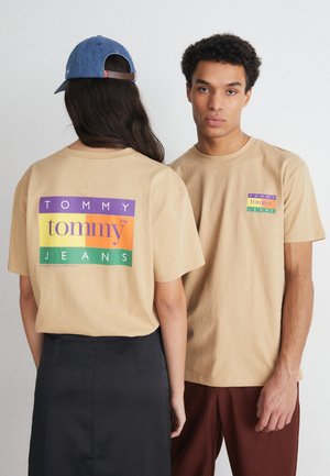 Tommy Jeans TJM REG SUMMER FLAG TEE EXT - Camiseta estampada - tawny sand