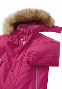 Giubbotto invernale fucsia con cappuccio foderato in pelliccia, chiusure a scatto e zip, polsini elastici e dettagli riflettenti sulle tasche con cerniera.