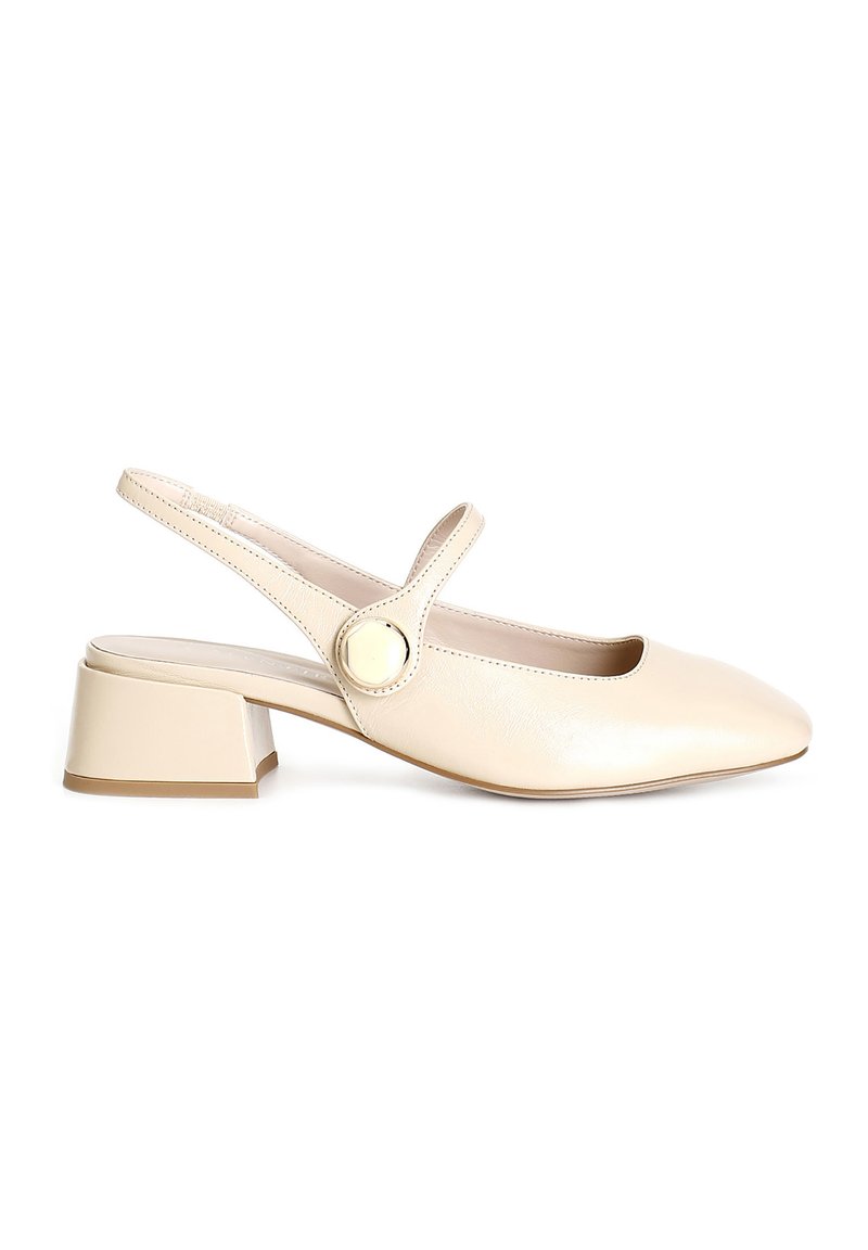 Scarpa slingback beige con punta quadrata, tacco basso a blocco e cinturino alla caviglia con un accento a bottone rotondo. Texture liscia simile al cuoio.