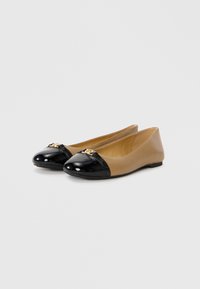 Ballerine caratterizzate da un corpo in pelle color cuoio, una punta in vernice nera e un accento con logo dorato sulla parte anteriore. Superficie liscia in tutto.