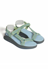 Sandalias de tira verde trenzada con plantilla acolchada azul claro y suela gris oscuro. Straps ajustables para un ajuste seguro.