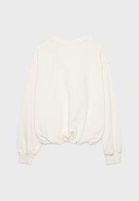 Felpa bianca a maniche lunghe con scollatura rotonda e orlo e polsini arricciati in elastico, esposta su uno sfondo grigio chiaro uniforme.