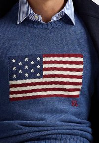 Suéter de punto azul con un diseño bordado de la bandera americana, con rayas rojas y blancas, estrellas blancas sobre un fondo azul y el logo "RL".