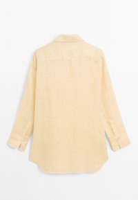Helles gelbes Leinenhemd, lange Ärmel, Knopfmanschetten, Kragen, Rückenfalten-Detail, gerader Saum, weiche Textur.