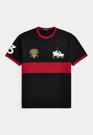 Polo Ralph Lauren CLASSIC FIT JERSEY GRAPHIC T-SHIRT - T-shirts med print - black/sweet tomato