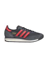 Adidas SL '72 sneakers har en ovandel i grå mocka och nylon, röda detaljer inklusive tre ränder, och en vit sula med en strukturerad design.
