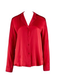 Chemise longue en satin rouge à manches longues avec un col en V, épaules structurées et fermeture à boutons. Texture lisse et coupe décontractée.