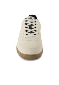 Sneaker in suede beige con punta rotonda, lacci neri piatti e suola in gomma color caramello con bordo testurizzato. Logo sulla linguetta.