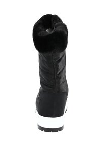 Bota negra hasta la rodilla con tejido acolchado, cuello de piel sintética, suela blanca en contraste, textura suave y detalle de cremallera lateral en el tobillo.