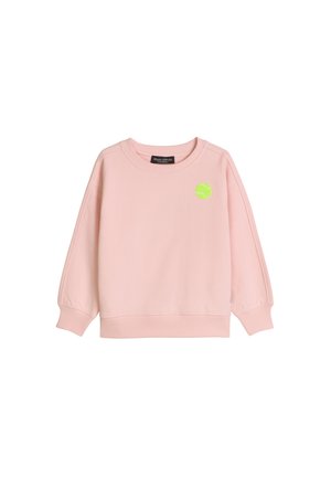 Lichtroze kindertrui met lange mouwen, geribbelde manchetten en zoom, en een kleine neon groene tennisbalafbeelding op de linkerborst.