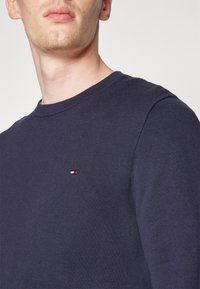 Tommy Hilfiger CLASSIC CREW NECK - Maglione - desert sky