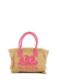 Sac fourre-tout en jute beige avec des bords effilochés, anses roses et un logo en forme de vague rose. Mesure environ 30 cm de large et 20 cm de haut.