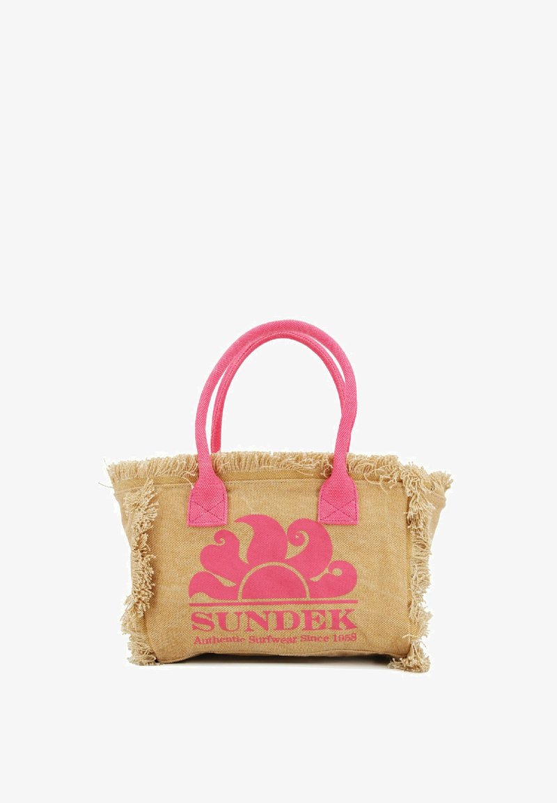 Sac fourre-tout en jute beige avec des bords effilochés, anses roses et un logo en forme de vague rose. Mesure environ 30 cm de large et 20 cm de haut.