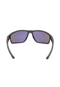 Occhiali da sole con una montatura nera elegante, forma curva e lenti sfumate che passano dal viola al grigio. Design leggero con aste sottili.