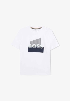 T-shirt blanc à manches courtes avec un col rond et un motif géométrique bicolore arborant le mot "BOSS" au centre devant.