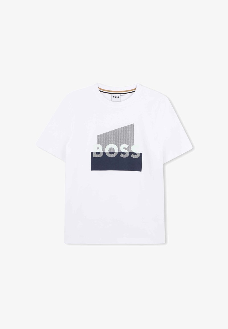 T-shirt blanc à manches courtes avec un col rond et un motif géométrique bicolore arborant le mot "BOSS" au centre devant.