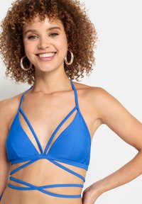 Top da bikini blu con coppe triangolari e multiple cinghie incrociate, realizzato in tessuto liscio, con un design minimalista.